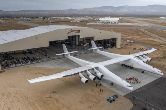 Stratolaunch: самый большой самолёт в мире совершил первый полёт