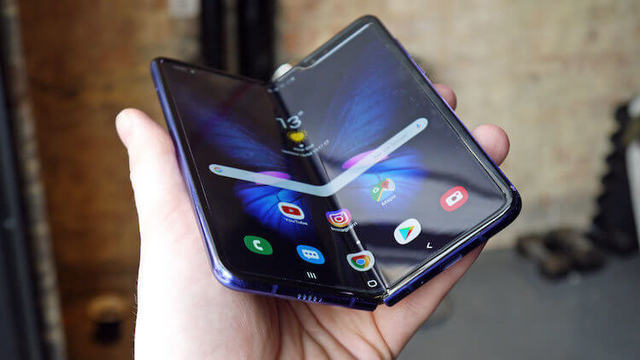 Samsung забыла предупредить, что удаление пленки с экрана Galaxy Fold выводит его из строя