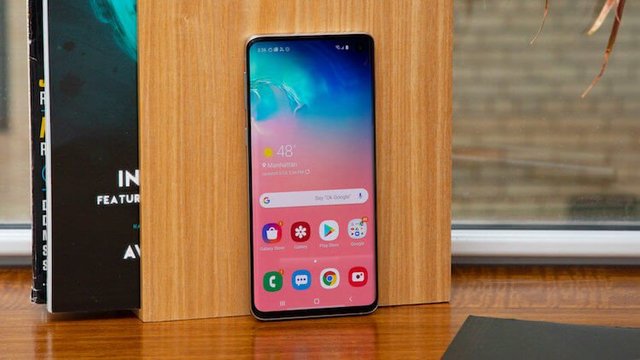 Galaxy S10 в России подешевел на 20 тысяч рублей за два месяца