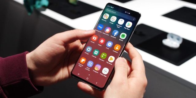 Galaxy S10 в России подешевел еще до начала продаж