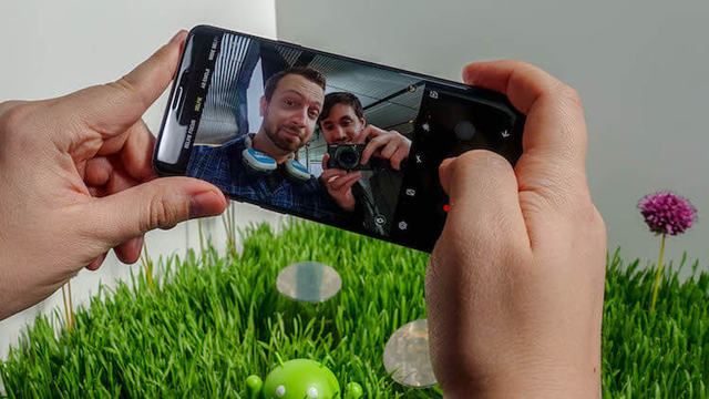 Samsung сломала фронтальную камеру Galaxy S9 в последнем обновлении